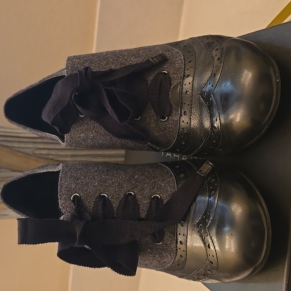 Tahari Black and Grey sz 9 heels. They are style TA-LORI - Picture 1 of 7